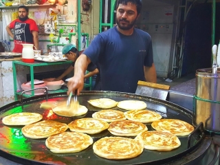 waiters-cook-tandoor-paratha-expert-hotel-in-commercial-market